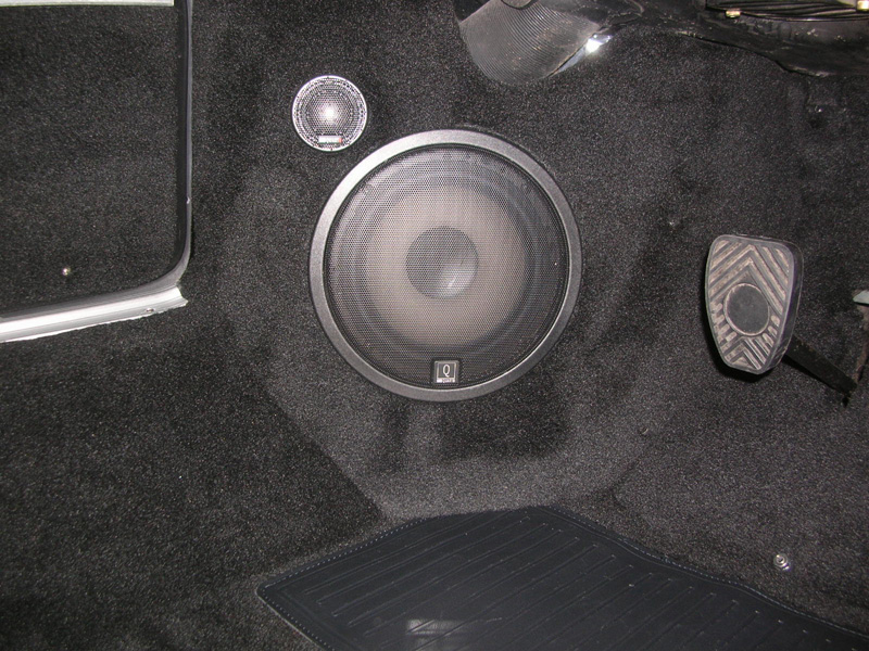 Kick panels where fabricated out of MDF to hold a pair of MB Quart Q series 6 1/2" component Speakers. The entire floor and kicks where covered in a custom Sliver Knit carpet (very soft carpet used in later model 911s). Notice the sewn-in heel pad.