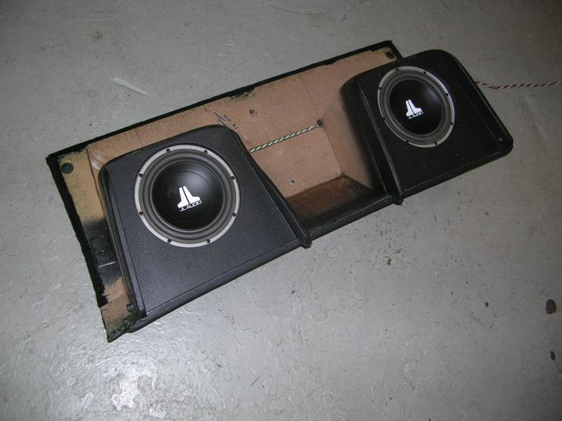Here you see the bottom of the sub box with two JL Audio 8W3's