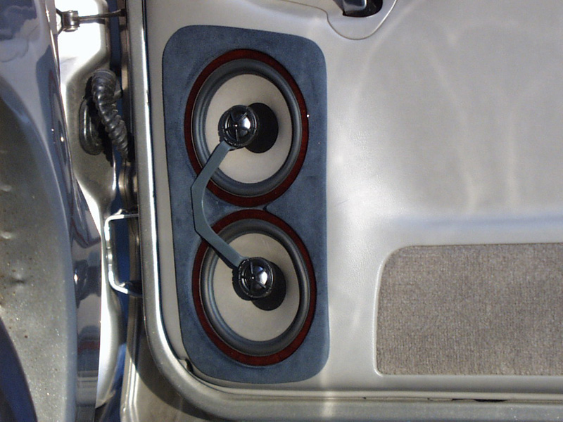 The rear doors accommodate a similar set-up as the fronts. But due to the limited space this also was more complicated than it appears.