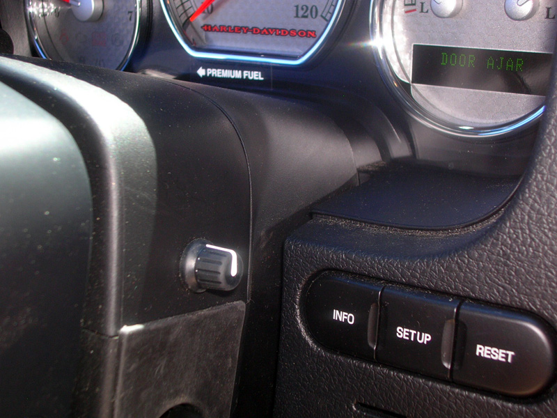 A Genesis bass control knob was installed in the steering column, for separate and instant adjustment of the subwoofer volume.