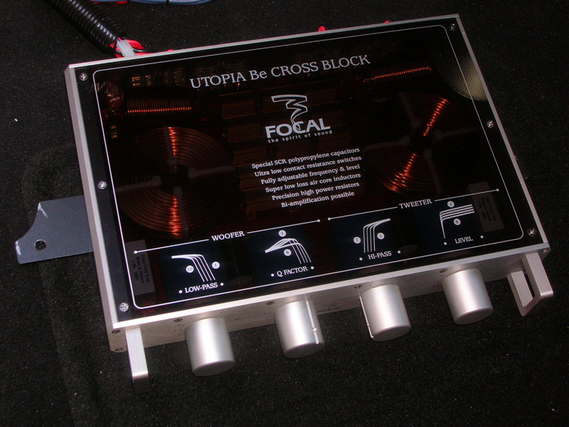 What a beautiful piece of equipment, the Focal Utopia BE Crossblock. The most massive passive crossover we have ever seen in Car Audio.