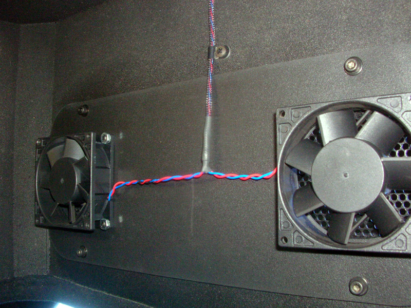 The amplifier seat received two fans to exhaust the hot air and prevent overheating.