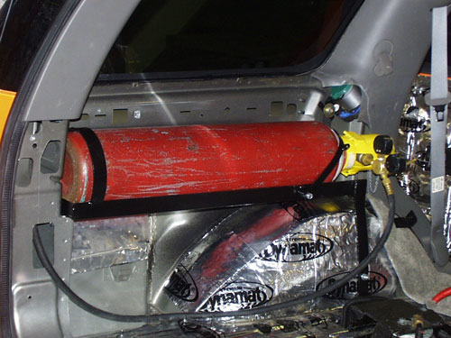 2002 GMC Yukon - Here the rack and bottle secured in the vehicle.
